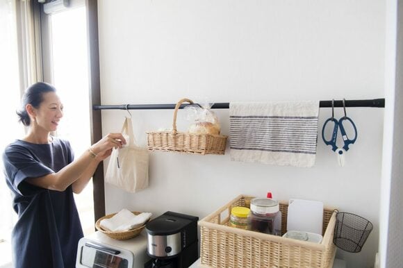 100均のつっぱり棒でキッチン収納が激変!壁面ラック、引き出しの仕切り、ふきん干しに