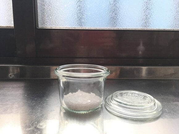 粗塩は小さなビンに