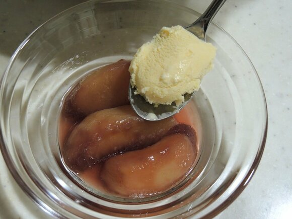 ワインソースを少しかけ、アイスクリームを添える。最後にミントを飾ってでき上がり！