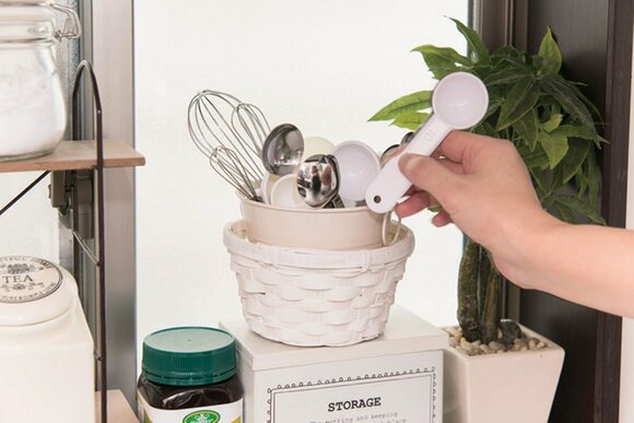 カウンター下の引き出しにデイリーな器を。