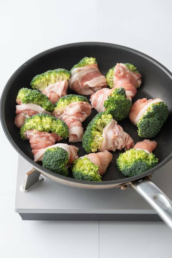 肉巻きブロッコリーを中火で焼く