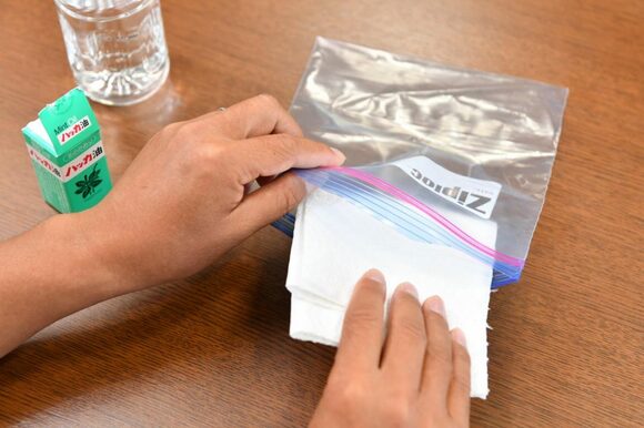 まずはキッチンペーパーをそれぞれ四つ折りにし、保存袋に入れます。