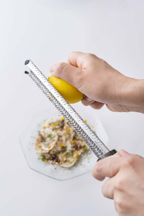 レモンの皮をすりおろす