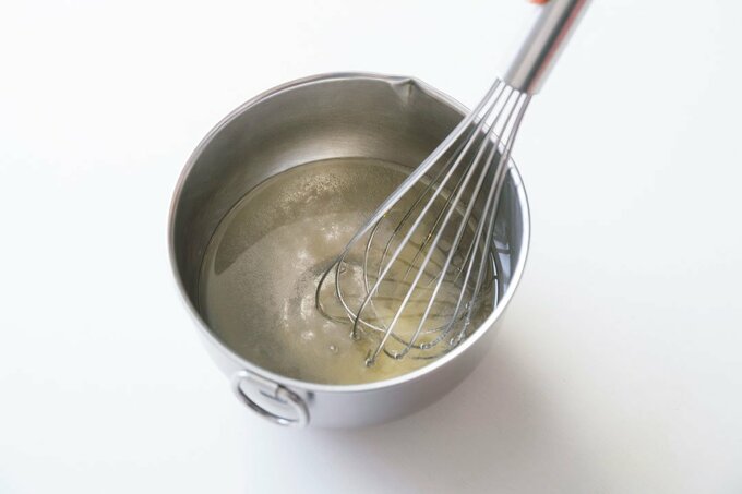 ボウルに泡立て器