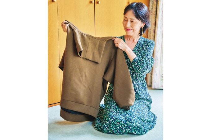 ニットを手に持った女性