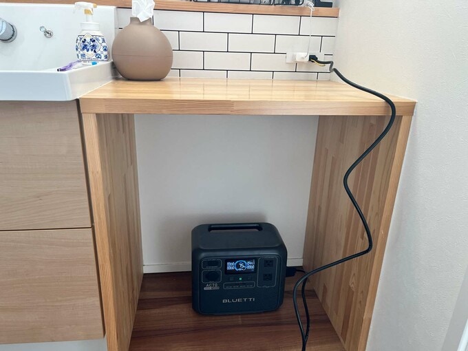 洗面台の下に置いてあるポータブル電源