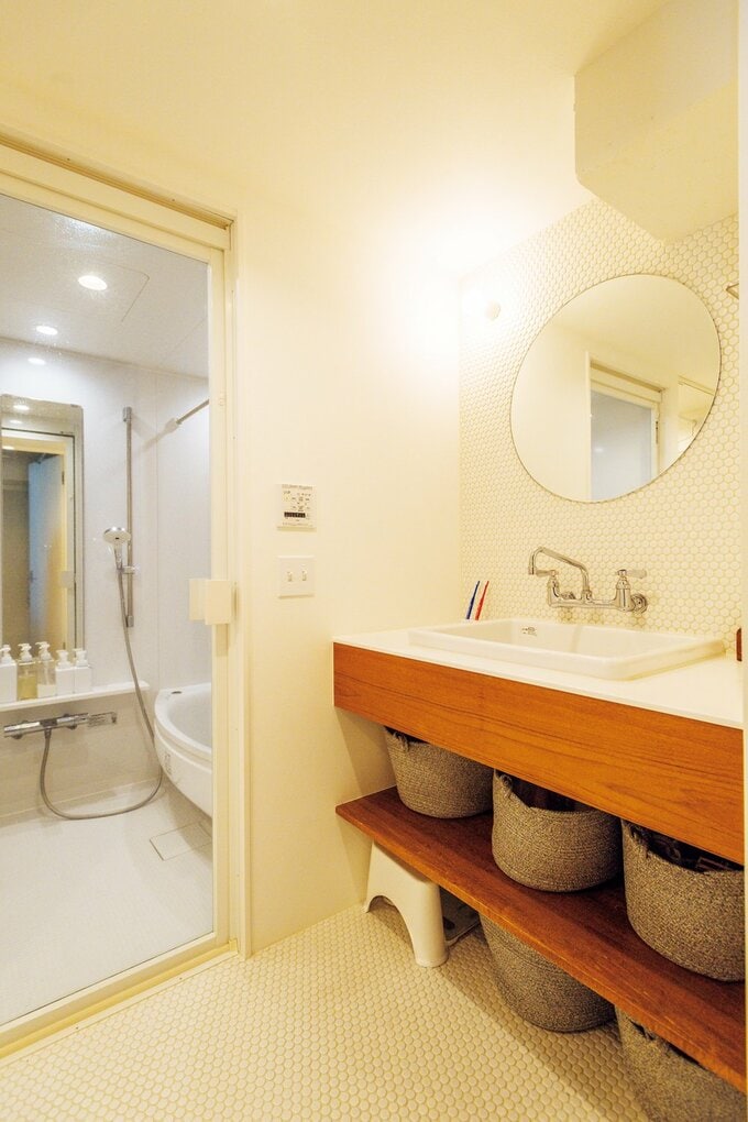 円形の鏡を合わせたカウンタータイプの洗面台