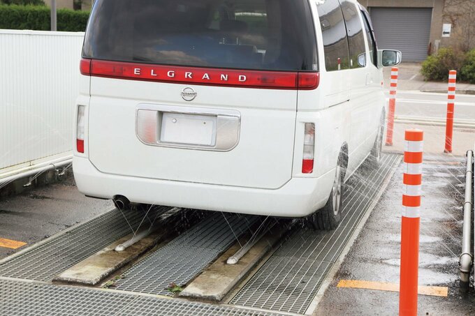 駅内の駐車場にクルマ専用のシャワーがあり、無料で利用できる。クルマに付着した砂や海水を、約1分間洗い流せる
