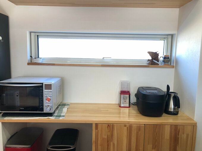 背後の造作収納の上部カウンター部分