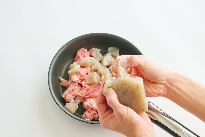 こんにゃくを手でちぎる