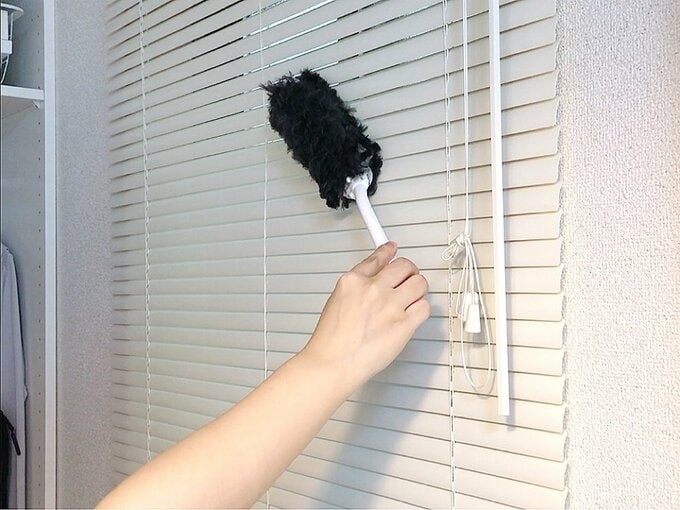 ブラインドの上からハンディワイパーでなでる