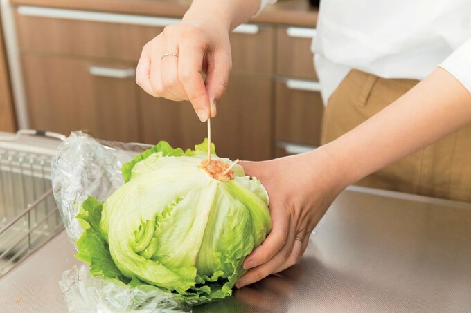 レタスの芯に楊枝を刺す