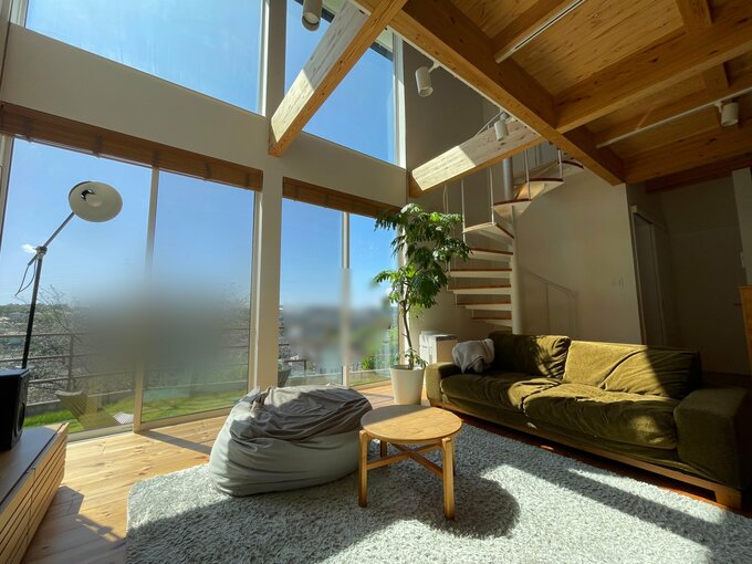 吹き抜けの大きな窓