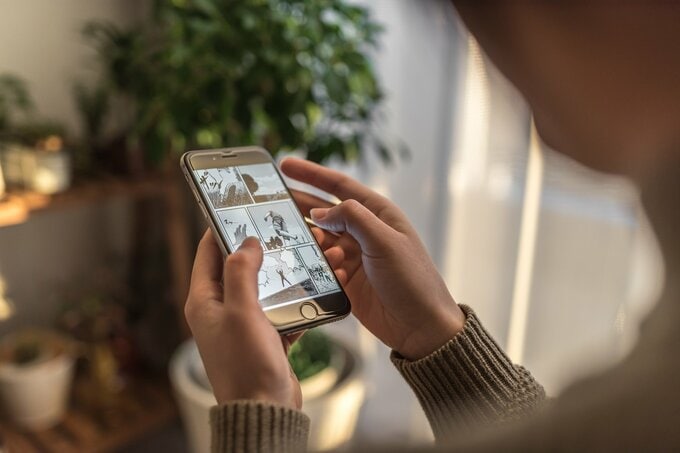 スマホで漫画を読む人
