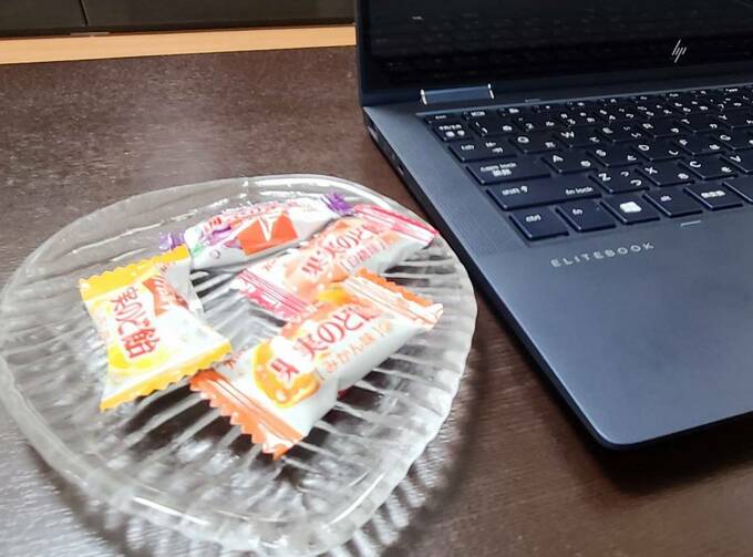 PCの横に飴が置いてある様子