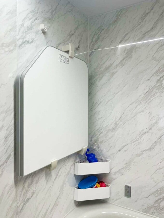 壁にかかる浴槽のフタ