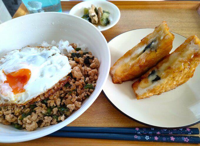 鶏ひき肉でつくったガパオライス＆厚揚げのチーズはさみ焼き。あっさり＆節約メニューです