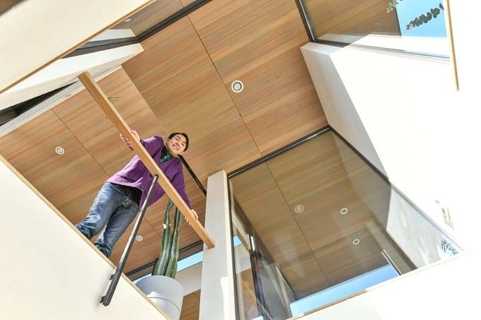 ワークスペースの吹き抜けから見下ろす田中さん