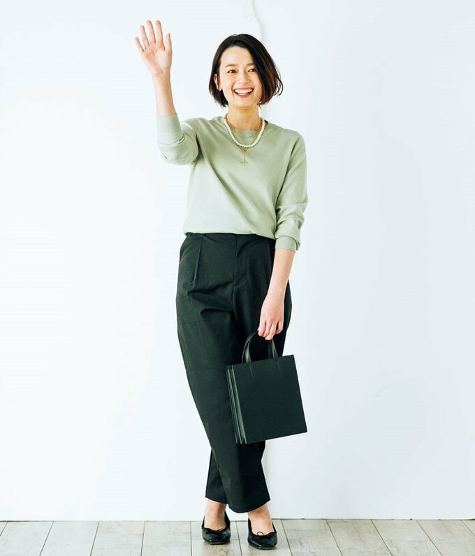 手を挙げる女性