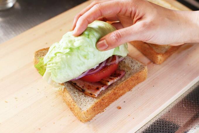 レタスをのせる