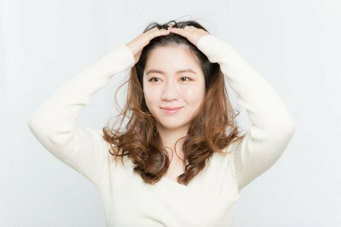 トップの髪をかきあげる