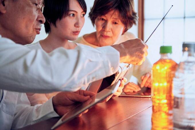 アンテナ部分をたてる様子