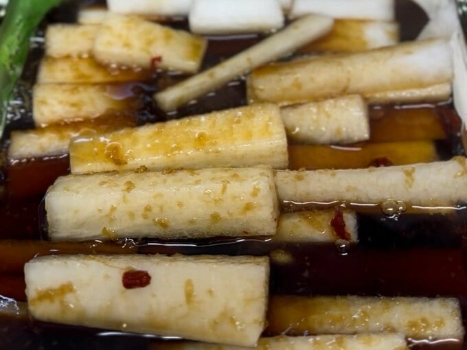 大根に調味料を注ぐ