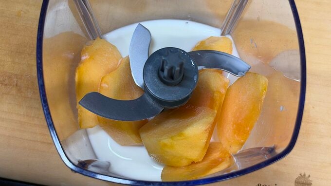 ミキサーに牛乳と柿を入れている