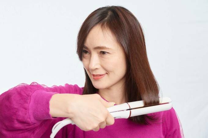毛先までいったら、手首を返して内巻きに
