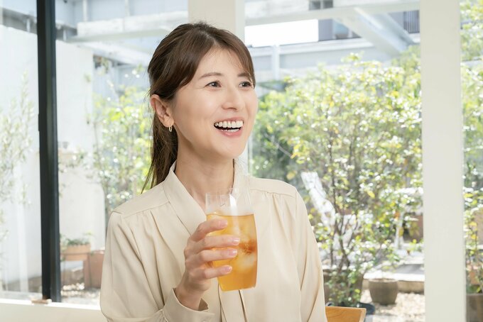 ルイボスティー割を飲む下田さん