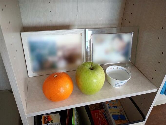 本格的な仏壇ではないですが故人の写真を飾り、お水と果物をお供えしています