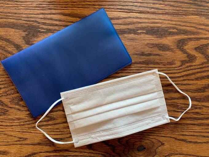 青いマスクケースとマスク