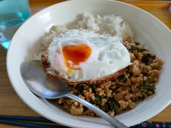 鶏ひき肉をつかったガパオライス。ピーマン、大葉、卵と安い食材の組み合わせでつくります