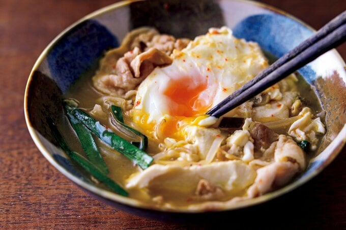 器に盛りつけられたとろたま豚豆腐アサリチゲ