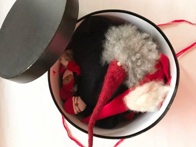 箱にクリスマスグッズ