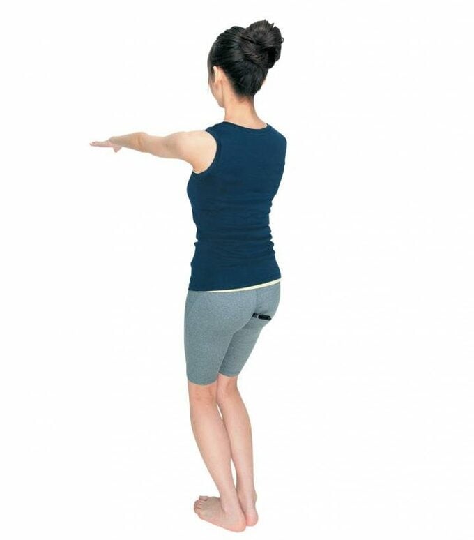 ペンをお尻の割れ目にはさんでいる様子