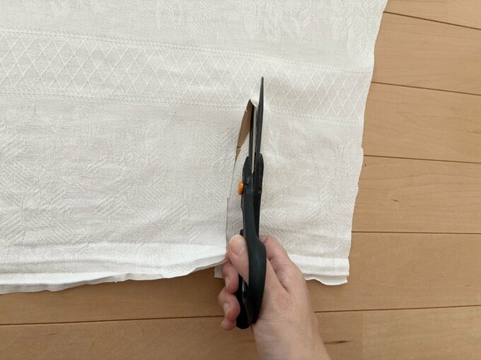 古布を切る様子