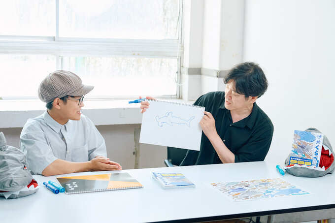 3位のサメを見せる様子