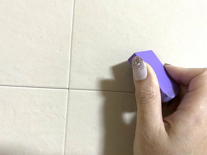 エコカラットの表面を消しゴムでこする