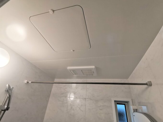 浴室暖房乾燥機と物干しバー