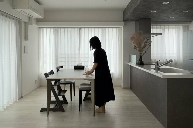 ミニマリストNozomiさん「少ないもので暮らす人が「あえて」使い捨てにしているもの4つ。わが家の線引き　リビング立ち姿写真写真