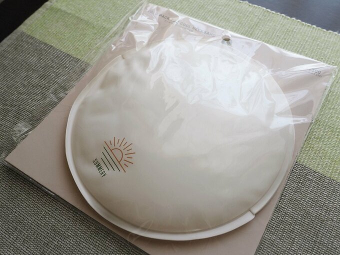「クールネックバンド用保冷剤(330円)」、サイズ(約):直径18cm、カラー:その他 外装:塩化ビニル樹脂、内容物:水65%、グリセリン30%、カルボキシメチルセルロースナトリウム5%