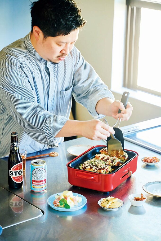 男性お好み焼きを作る