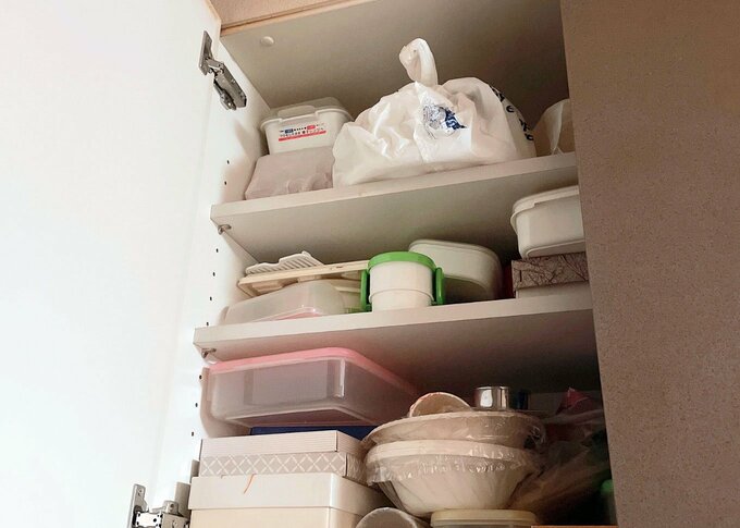 棚に積まれた食器類