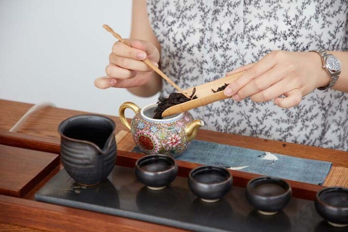 ゲストやスタッフに中国茶をふるまう