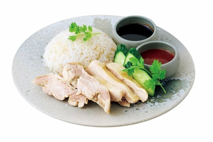 皿に盛られた海南チキンライス