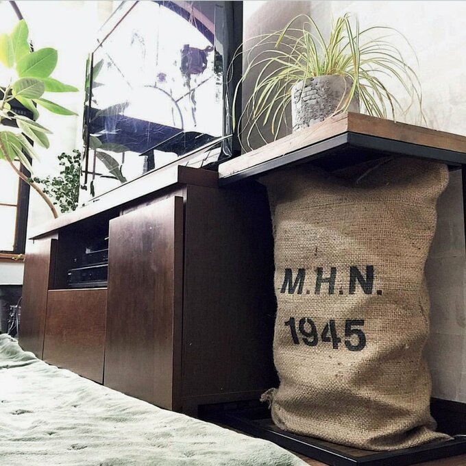 リビングのオムツは麻袋の中でキープ