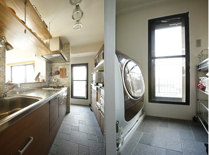 キッチン奥にランドリースペース