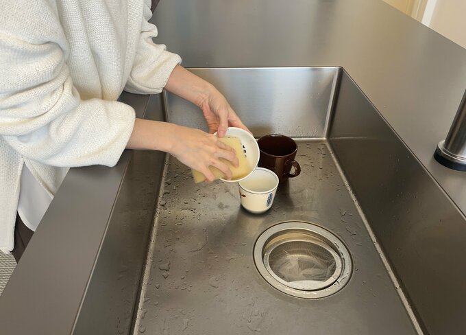 食器を手洗いする様子