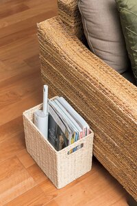 ソファ横のマガジンラックにハンディーモップを入れてホコリ取り